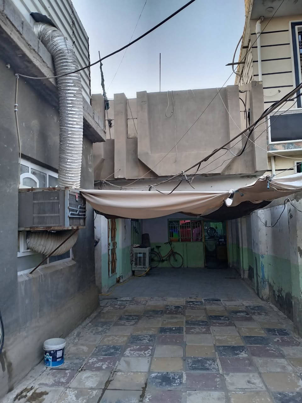 السلام عليكم 
دار للبيع قديم طابو صرف الحله المهندسين شارع ام البنين مو اول فرع الثاني قرب مدرسة المبدعون الاهليه مساحة الدار ٣٣٧م واجهة ١٦ ونزال ٢٥
السعر ٣٨٥ مليون وقابل للتفاوض للاستفسار ***********
