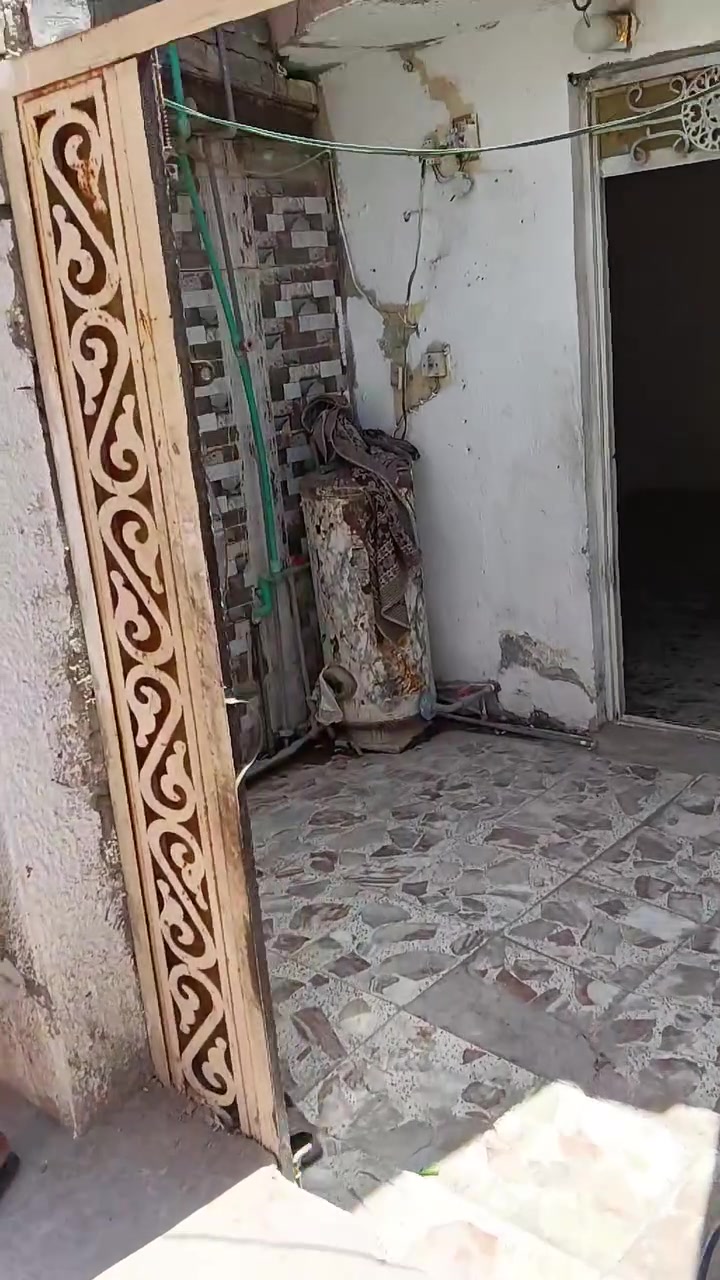 السلام عليكم بيت للايجار قرب السوك الاول 
فرع عريض قرب الشارع العام ***********
