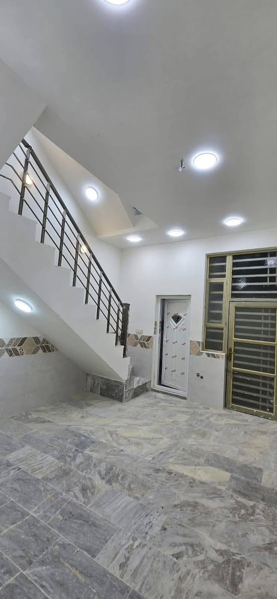 عندي بيت ١٠٠ متر للبيع زراعي سند 25 اقرار محكمة
البوبيات عمود 114 داخل الفرع يبعد عن الشارع تقريب 25م يحتوي على 4غرف واستقبال وصاله ومطبخ وثلاث صحيات
الطابق الأرضي مرمر درجة اولى
الطابق الثاني بورسلين ثقيل 2ملم
السطح فرشي
بناء جديد وبعده ما مسكون 
السعر 135 مليون
***********
