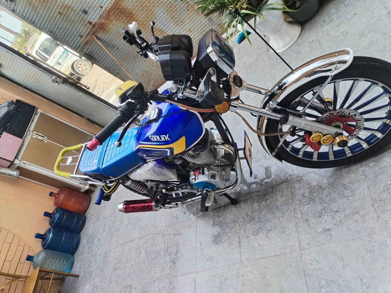 السلام عليكم
ملاحضة الصلنصة مو وياهة 
موديل 2024 شكل ال 2025 
فول نضافة
تايرات زوج جدد
لون ازرك 
مكان ديالى شهربان
السعر 715 او بيهة مجال 
***********
