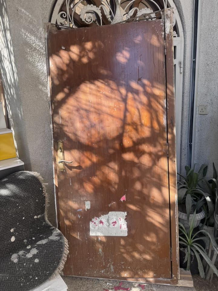 السلام عليكم 
شبابيك حديد ثقيل عدد ٢ مترين بارتفاع متر ونص 
بيبان خشب ثقيل مع الجرجوبه عدد ٢ كلش نظيفات 
باب حديد وجام ثقيل 
كلهن ب٥٠٠ الف وبيهن مجال 
مكاني حي اور 
***********
