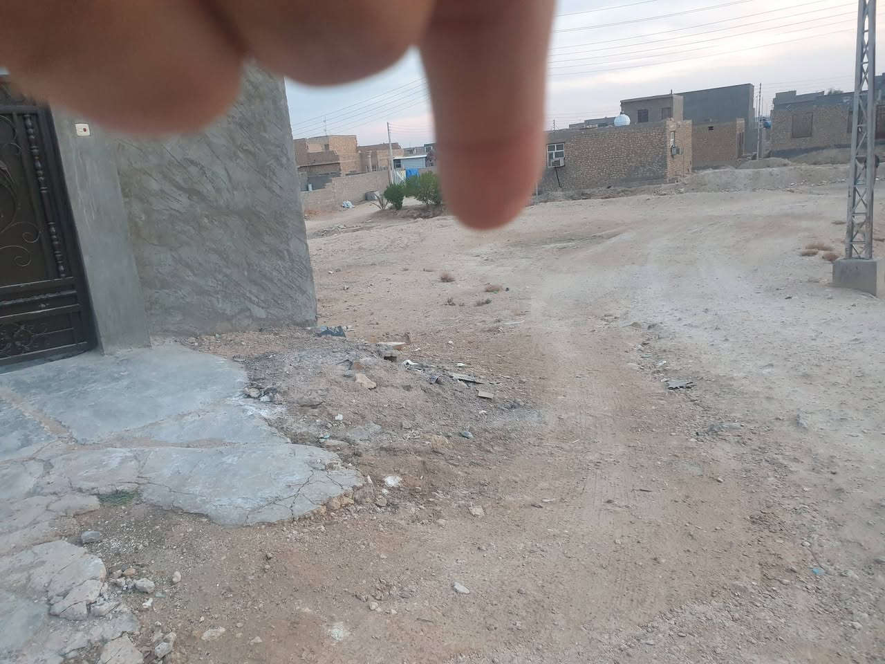 بسم الله
للبيع قطعة ارض طابو صرف في منطقة الوسطى (ركن)
قرب المدرسة الصينية تبعد عن الشارع(100)متر 
المساحة(650)متر 
السعر (35)مليون وبيها مجال 
مكتب عقارات الصفا الانبار قضاء حديثة 
الحي العسكري قرب منفذ النواعير او محمد بلنص 
الاستفسار ⤵️
(***********)
(***********)
