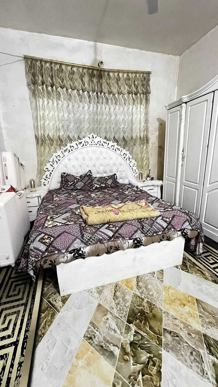 غرفة كويتيه للبيع ب350 وبيها مجال مستعمله 
المشكله بيها مكصوصه خشبه الجربايه يعني تكفي نفر ونص تكدرون تسوونها عند نجار والجرار شوي فالت مكاني البصرة الي يشوف نفسه شراي يراسل 
***********
