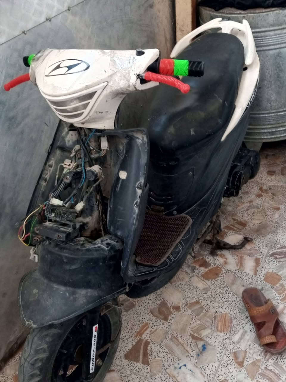 السلام عليكم شباب عندي هاي دراجه اريد ابيعها يدرس صيني دراجه قبل كان حلو وهسه تركتهاا دراجه بيع طافيه بيع كوم حديد حد يخابرني يقول لي ايش بيها مكاني مدينه الصدر اي استفسار ***********
