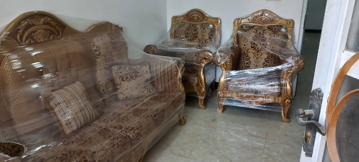 طخم زان مصري ملكي للبيع بسعر مناسب 
سبب البيع مكان صغير الاستقبال
٣ قطع صغار
٢ كبار 
يعني بي نقص قطعه سعر  استفسار اتصل 
***********
