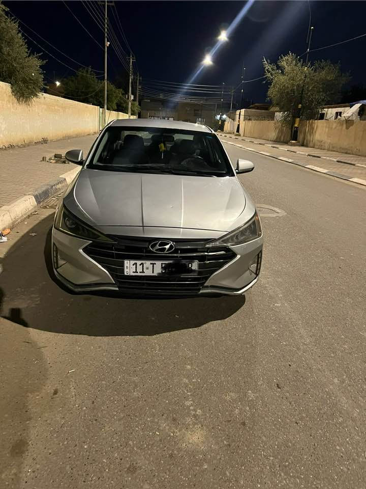 سلام عليكم 
انتره موديل ١٩ 
رقم بغداد دولي تحويل مباشر 
كير ايتي سياره جديده 
مكينه كير حداديه 
تخم تاير سياره جاهزه 
مكان السياره كربلاء الحسينيه 
حادث قبق جنطه فقط صبغ بدون دواخل 
سعر ١٣٨ بيهه مجال 
***********
