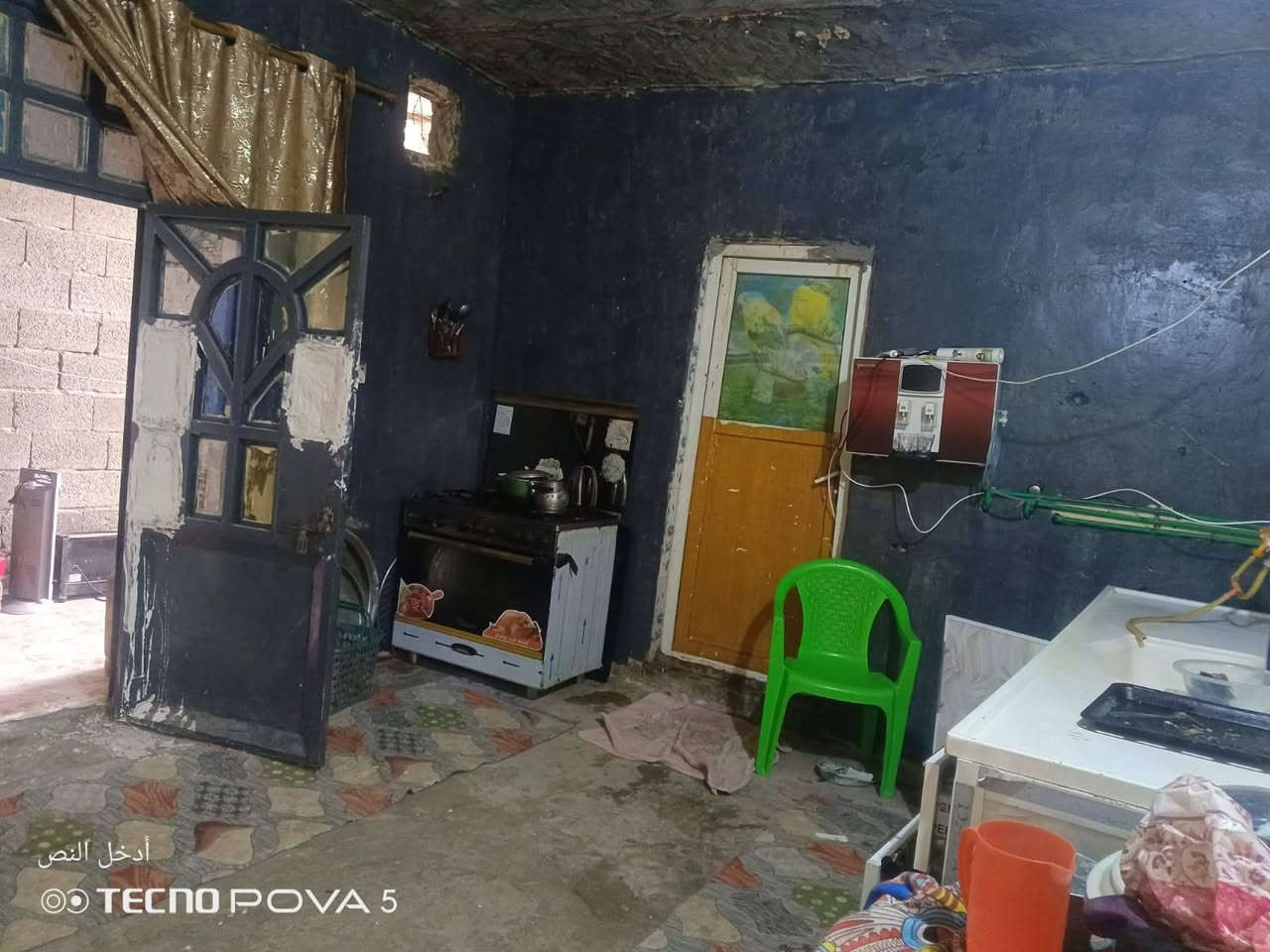 للبيع مساحه 90م مربع يتكون من غرفتين وصاله ومطبخ وصحيات ومكشوفه بناء ابلوك تجعيب  طابوك السكف عكاده شيلمان السطح مطبك فرشي العنوان شارع المطار الجديد قرب اسواق فدك قريب علشارع البيت ومسجل بلبلديه ومرقم سعره 17ونص بي مجال قليل للستفسار اتصل ***********مكتب بركات الصدرين للعقار شارع الحوزه
