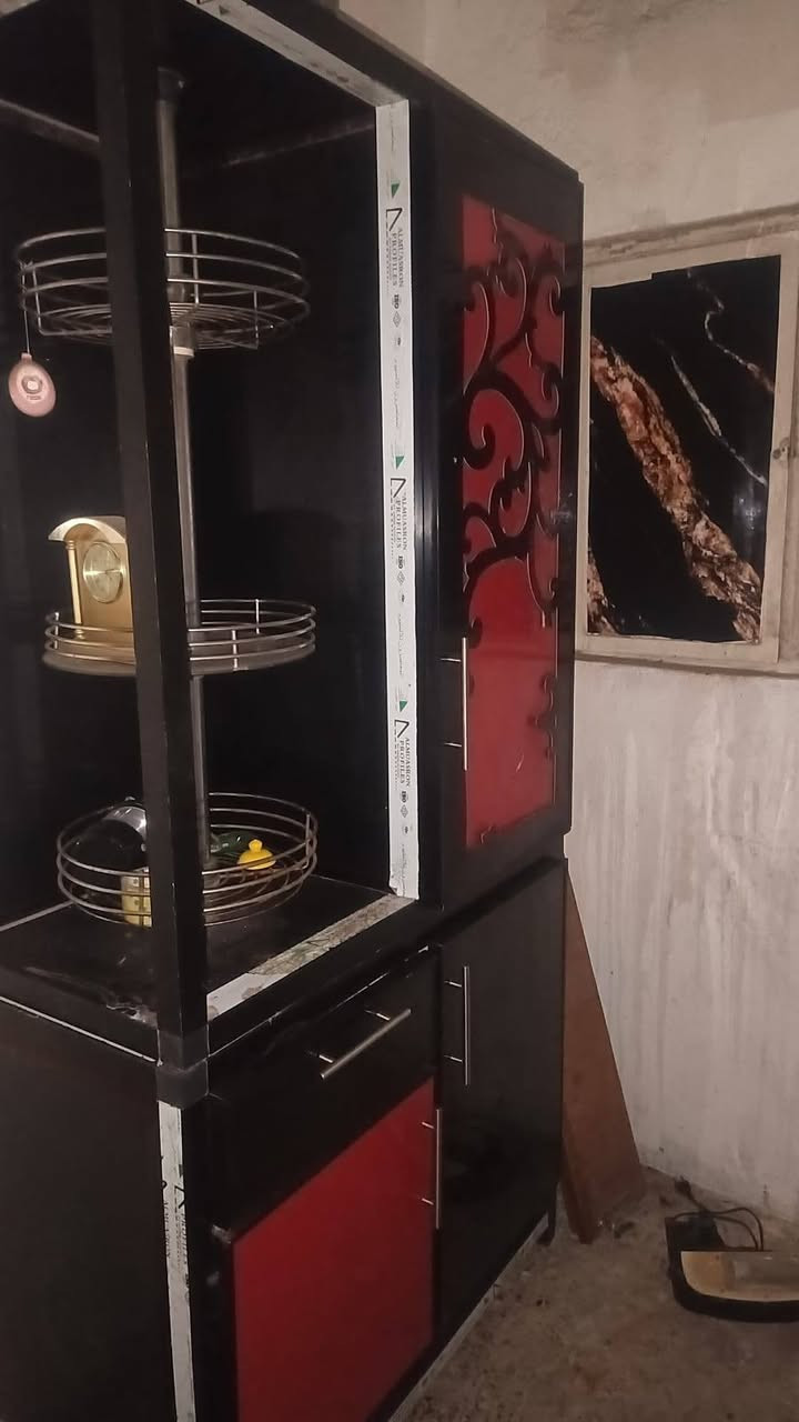 كاونتر  نضيف بي ضرر بسيط ريدي ب125بدون سنك وميز طعام نضيف 4 كراسي ب100تواصل واتساب ***********
