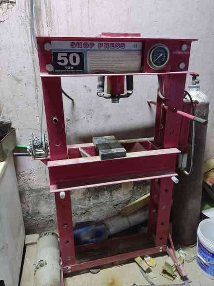 بريس للبيع حاله جيده ما مستخدم نضام العمل (دهن و هواء)
الرقم ***********
