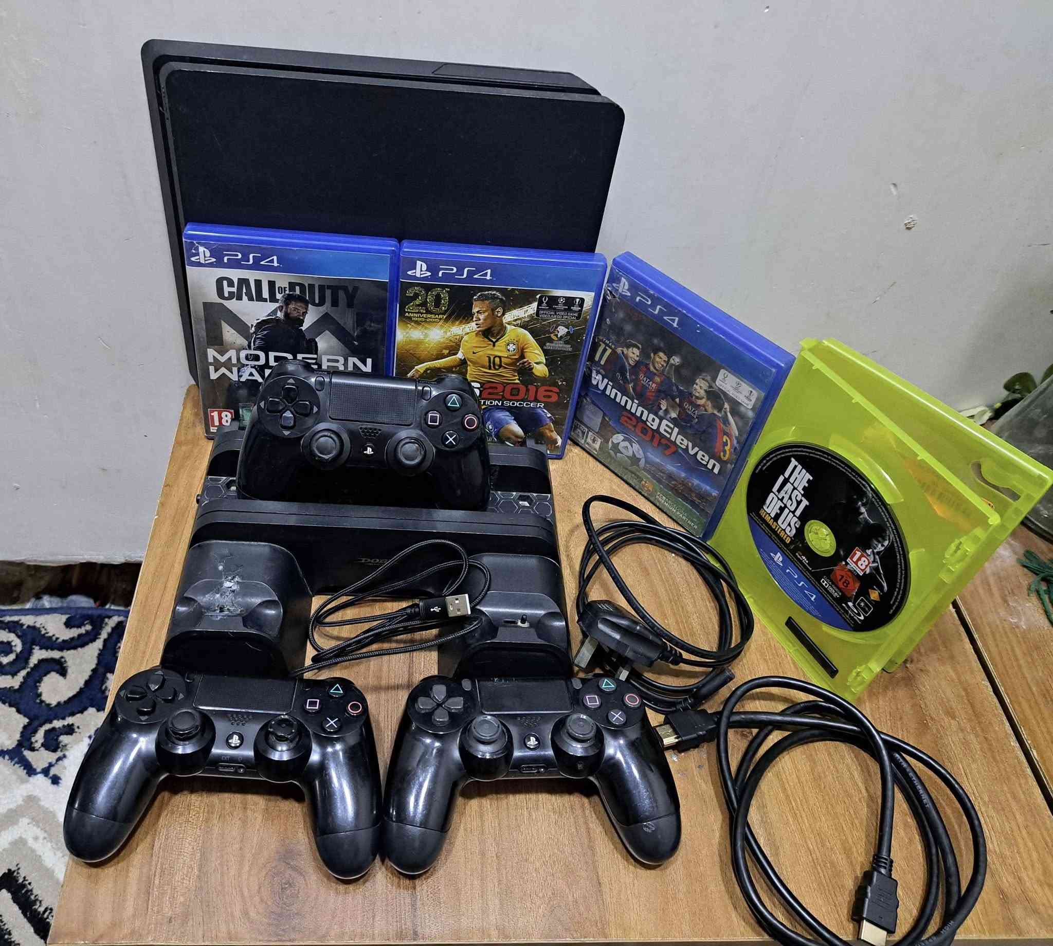 السلام عليكم متوفر بلي فور سلم اونلاين يحتوي على ثلاث جوستكات و خمس اقراص gta , call of duty modern warfare ,Pes 2016 ,Pes 2017  ، the last of us   مع مروحة تبريد و شحن جهة وحدة و ايضا ups يحتاج بطارية الجهاز نضيف جدا الكيبلات معه و يجي وياه ايضا واير شحن الجهاز مفتوح لغرض تبديل مدخل hdmi فقط و الجهاز جدا نضيف السعر ٢٥٠ قابل للتفاوض بغداد الجديدة النعيرية *********** واتساب او تليغرام
