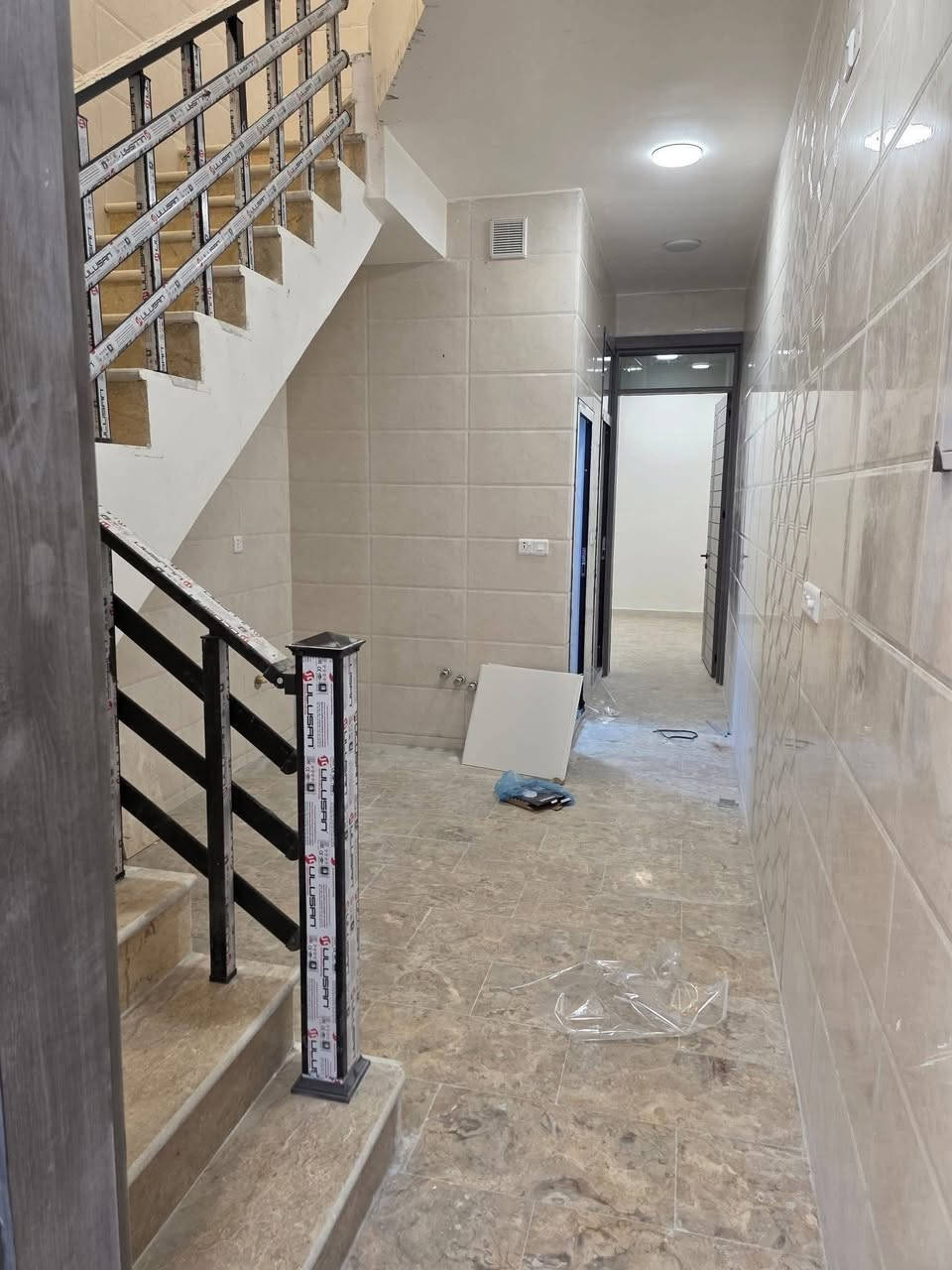 مشتمل جديد للبيع
متاح مشتمل جديد للبيع
المساحة 47 واجهة 3و10 نزال 15وربع
الطابق الأول صالة + مطبخ+غرفة نوم + حمام + منور
الطابق الثاني 2 غرف نوم +حمام
العنوان البنوك حي سومر شارع المدارس مقابيل مدرسة حنين
السعر ١٨٥
للاستفسار ***********
