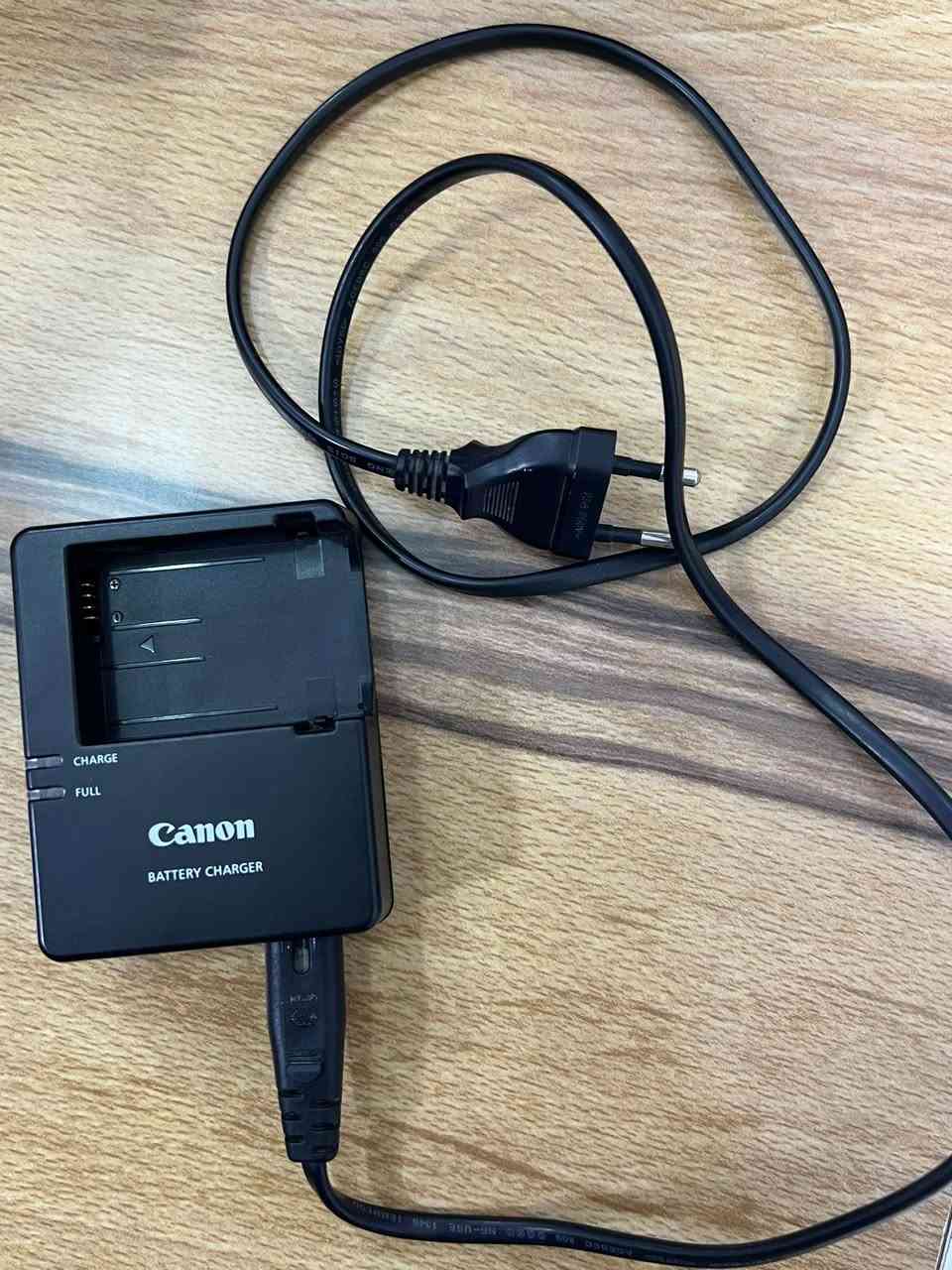 للبيع كاميرا Canon EOS 600D DSLR
كاميرا بحالة جيدة ومناسبة للتصوير الفوتوغرافي وصناعة المحتوى وتعلم التصوير.

المواصفات:

* Canon EOS 600D
* دقة 18 ميغابكسل
* تصوير فيديو Full HD 1080p
* شاشة متحركة (Flip Screen)
* عدسة Canon EF-S 18-55mm
* فلاش مدمج
* أوضاع تصوير احترافية ويدوية
* تدعم تصوير الصور بصيغة RAW

الحالة:

* الكاميرا تعمل بشكل ممتاز
* العدسة نظيفة

مناسبة للمبتدئين وصناع المحتوى والتصوير اليومي.

**وتأتي مع ملحقاتها (شاحنة للبطارية ،كيبل نقل البيانات )
** والصور الأخيرة توضح جودة تصوير الكاميرا

السعر: 400 الف بي مجال حك الجية

الموقع: حي الجهاد - شارع المضخة الثاني- فرع صيدلية ورد بغداد

للتواصل على ماسنجر 
او
الواتساب : ***********
