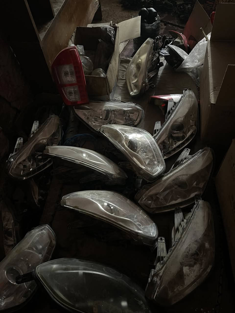 لايتات اصلي شركه واكو كم قطعه بك لايت سعر زوج 50 الف النظافه 90 ‎%‎ بغداد حي العامل ابو فهد شيري ***********
