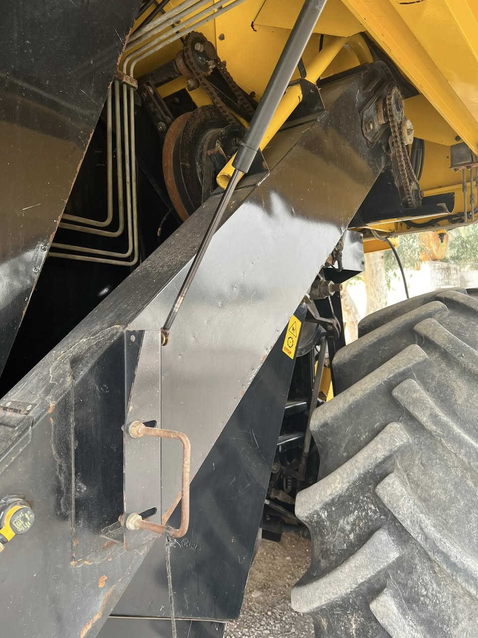 سلام عليكم حاصده نيوهلند موديل 2013 حجم 5040 للاستفسار/ رقم ***********
