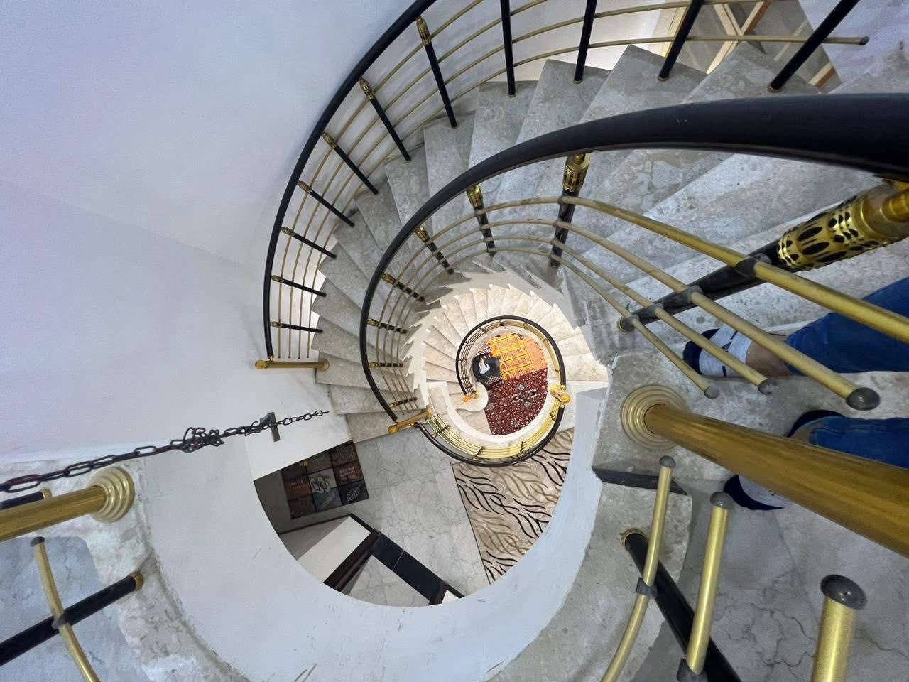 السلام عليكم دار للبيع
مساحة / 150 متر
واجهه /7.5 متر
نزال / 20 متر
غرف نوم / 4 / خدمات / 4
صاله مطبخ هول داخلي
بناء حديث سنة 2023
العنوان الاعلام حي التعليم

مكتب الكرادي
*********** واتساب
