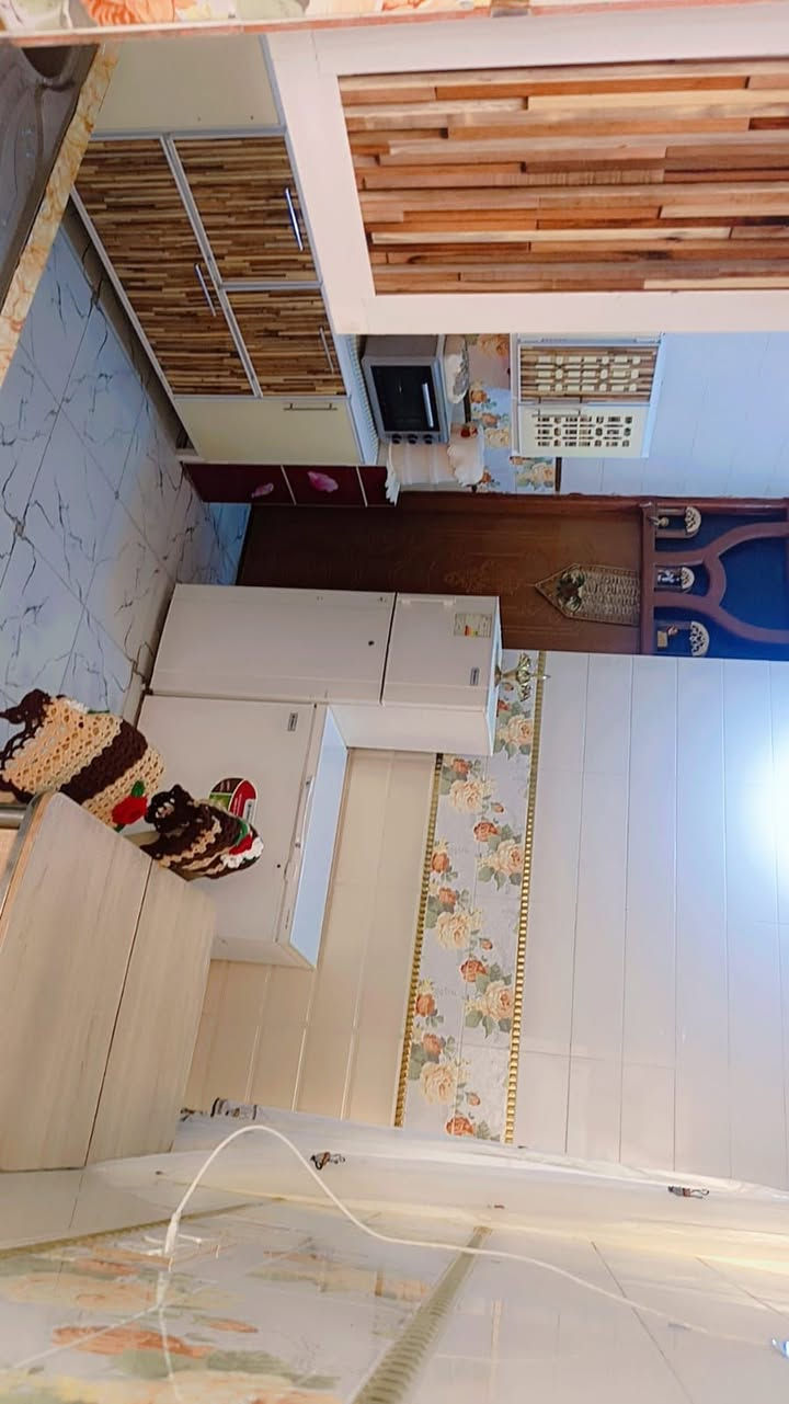 السلام عليكم ورحمة الله وبركاته بيت مساحته 100متر بناء حديث يتكون من طابق واحد غرفه وصاله واستقبال يباع علئ المبادره او نقدالبيت في العزه الجديده الاتصال على الرقم ***********
لااتواجد علئ، فيس بوك
