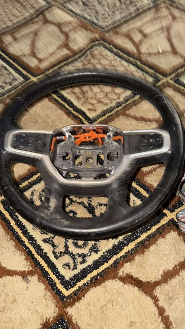 السلام عليكم
غراض رام pcm الواحد 300$ 
تحكمات ستيرن ٥٠$ 
كارت ايرباك ١٠٠$
قاعدة فيوزات داخلية ١٠٠$
بصمة تشغيل ٥٠$
تحكم دواسات ٥٠$
***********
