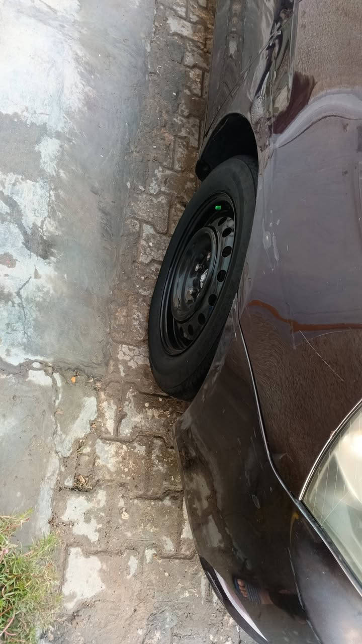 السلام عليكم اخوان جيلي امكراند 2013لون مميز السياره كلها بلاديه رقم بابل بسمي سنويه ورقم وهزه جدد بيها جراد داخل جلد السياره نضيفه للبيع او مراوس لسعر 60ورقه مكان الطوبجي بيها منضومه زنون مال جارجر سعرها 250الف شاشه تاب فول دمامات ***********
