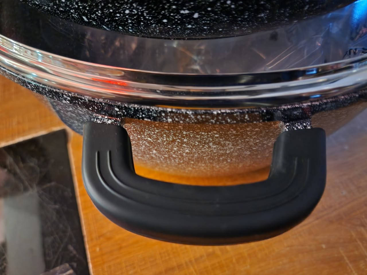 بعد نفاذ الكمية الأولى وصلت 
🌙 القدور العملاقة الكبيرة  🌙
⬅️قياس 40 سم بسعر 30  ألف 🌙
⬅️قياس 36 سم بسعر 25  ألف 🌙
القدور أصلية ماركة عالمية  زيتي قاعدة ليزرية ضد الحرق والصق خدمة التوصيل على الرقم***********  عنواننا قرب سدة الكوت مقابل مول سير وليم مرحبا بالعوائل الكرام
