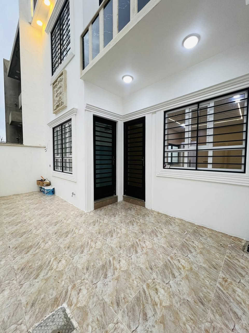 دار للبيع في حي الملايين الاولى مساحة البيت  140 م واجهة 7.5
‎🔹 الطابق الأول: استقبال + هول + مطبخ + غرفتين نوم / صحيات داخليه  

‎🔹 الطابق الثاني: 3 غرف نوم   +  هول + صحيات 

‎نظام البيت دكتات

‎صنف الارض / زراعي بستان ملك صرف + وصل تمليك بلدية 

‎للاستفسار / ***********
