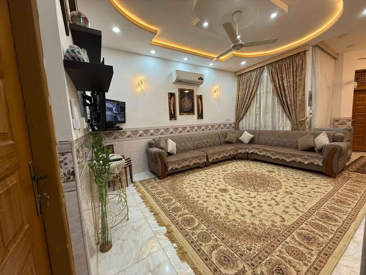 بيت بناء حديث للبيع مع الاثاث (علماً ان البيت مؤثث من هوم سنتر)
بغداد حي الجهاد المخابرات
المساحه ١٥٠ متر (٧.٥ في ٢٠)
طابو ملك صرف 
البيت طابق ونص
الطابق الاول يشمل:-
كراج
مدخلين للبيت
مدخل من الصاله (بيها صحيات بداخلها)
و مدخل من المطبخ
هول معيشه
فسحة طعام
حمام كبير
مناور ثنين
غرفتين نوم
الطابق الثاني يشمل :-
هول كبير 
حمام و لوندري ملابس
و سطحين (السطح الخلفي بي درج صعده للبيتونه الي بيها التانكيات و منضومة الماء)
للاستفسار اكثر ارجو الاتصال على رقم الهاتف و متوفر وتساب
***********
