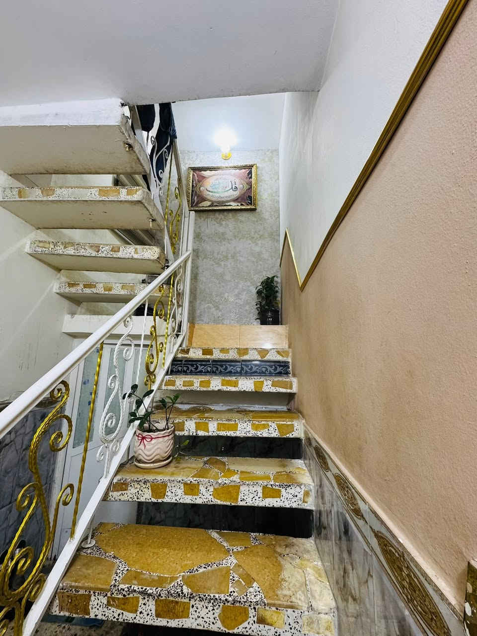 حياكم الله جميعا بيت مساحة ١٠٠ متر
ملك طابو صرف طابقين 
٣ غرف نوم 
مطبخ حار بار 
استقبال 
حمام خارجي وداخلي حمام في الطابق الثاني 
العنوان الحسينيه شارع كراج الاسدي شارع المواكب 
قرب فلافل القدسي خلف دايرة الكهرباء الشارع الخدمي 
سعره ١١٥ وبي مجال *********** او *********** 
بيت نظيف ناقص فقط واجة البيت كما موجود في الصور
