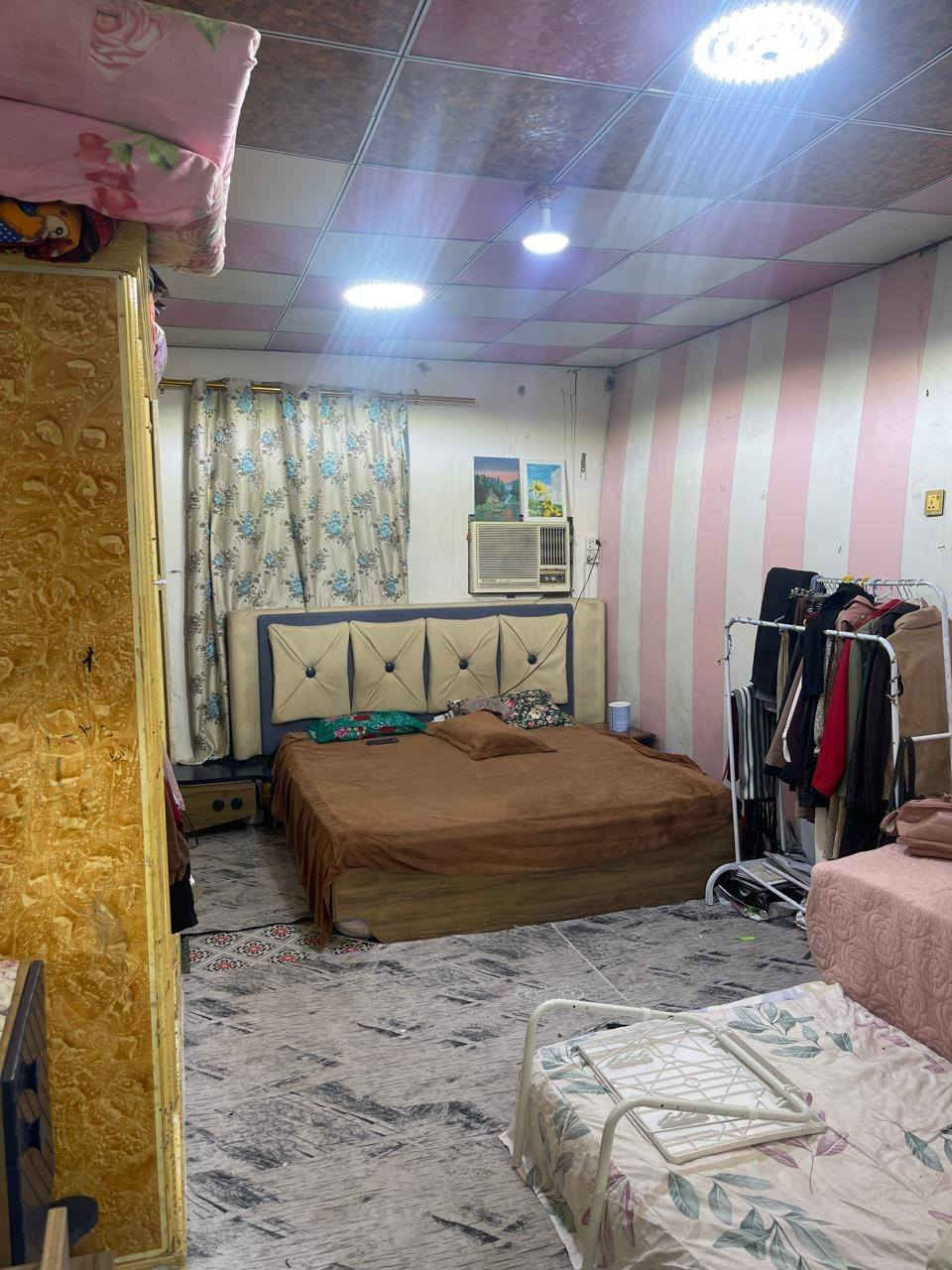 السلام عليكم بيت للبيع القبله حي القائم قريب الشارع العام على شارع 20 متر طابقين  200 متر السعر 200 هاتف ***********
