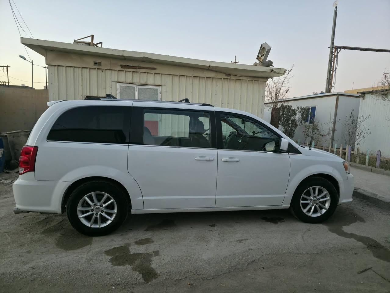 السلام عليكم
دوج كرفان SXT
موديل 20
حادث صندوق فقط مبدل بلادي 
بدون ايرباك
تحكم استيرن 
مثبت سرعه
تبريد مركزي 
السياره جديده استخدام منزلي
كل شي شغال وبلادي
طخم تاير
سنويه لسنة 31 رقم جديد باسمي تحويل او وكاله
السعر [190$] وبي مجال قليل
مكاني البصره الدير
للاستفسار الاتصال على الرقم 
***********
