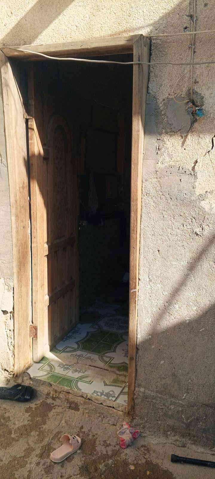 عندي بيت البيع اربع غرف وديوانيه وطارمه واسعه موقعه بالبصره التنومه بدايه جرف الملح بس بدربونه سعره ب30مليونطابو زراعي مساحه البيت 200متر رقم ***********
@didd8752
