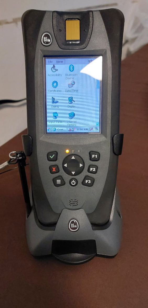 جهاز (يشبه الكومبيوتر) و بي مكان بصمة و قراء سيم الهويات الخ.
بالضبط ما اعرف شنو استخدامه. 
للي يفيده يجي خاص


**إذا كنت صاحب هذا الإعلان وتريد حذفه لأي سبب، رجاءا أرسل رسالة إلى الدعم الفني**