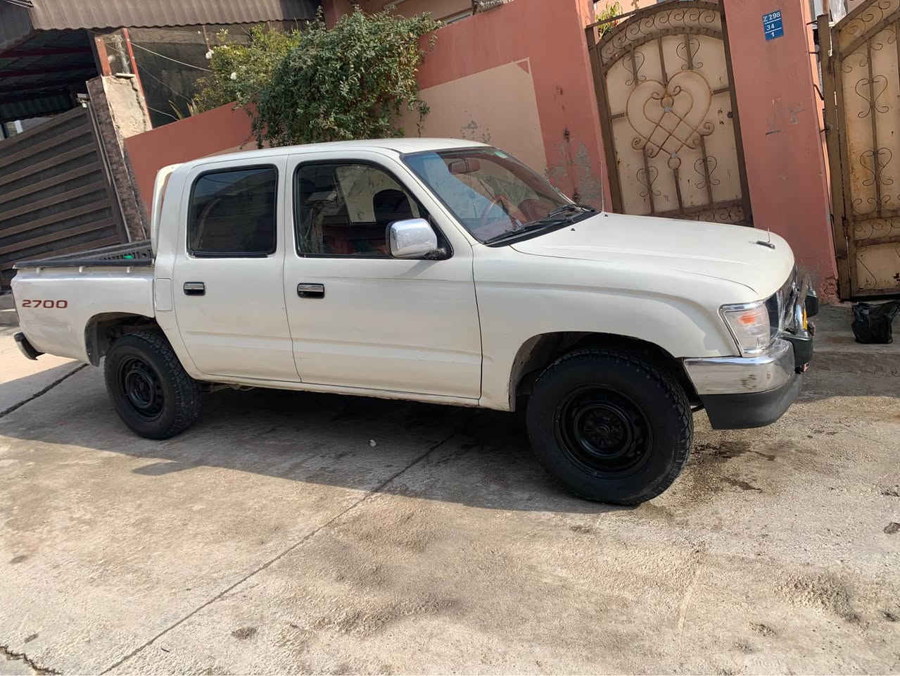 تويوتا محسن ٢٠٠١كه و دسه نه ويدا كريه ١٩٩٧ و چار جام كاره باى. ده بل چه كمه جه. داخلى سور. گئر و مه كينه و ته بريد و هيته ر هه مى بشه رتن سياره سه ر وه زعئ شه ريكئ يه صبغ حه رفL ره خئ سايقى چ زه ربئن قه وى تيدانينن. غرامه ٨٣٠٠٠٠هزار ل سه رن دئ ژ به ر سعرئ ئيخين. 
سعر. ٧٠$مه جال
*********** دهوك, العراق
