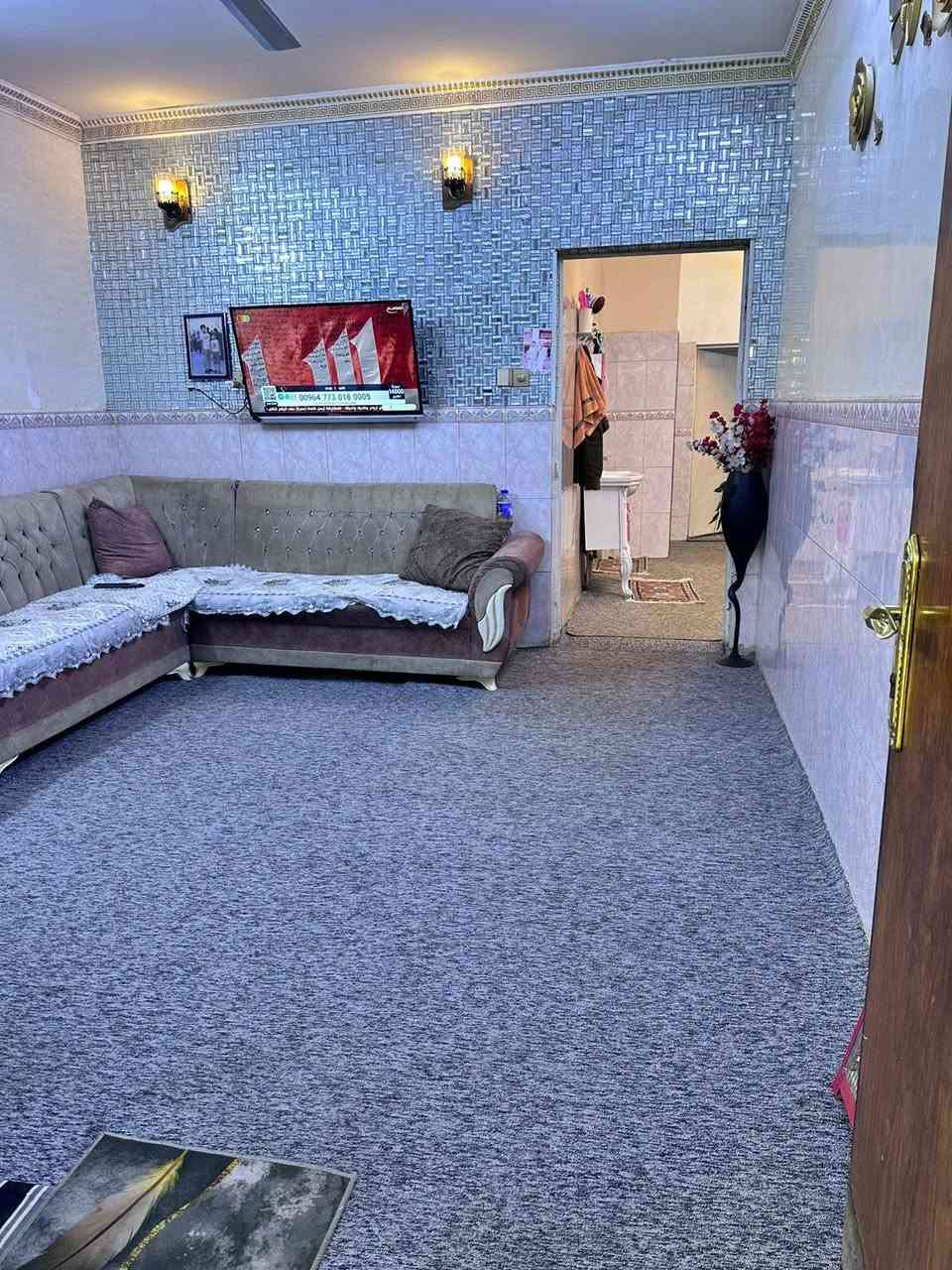 دار للبيع مساحة 144 متر طابقين مسلح الطابق الاول يحتوي غرفة استقبال و هول و مطبخ و غرفة نوم
الطابق الثاني يحتوي على ثلاثة غرف وسطح صغير

المطبخ و الغرفه الي بصفه عكادة باقي البيت مسلح 

مدينة الصدر قطاع 9 شارع الفلاح قريب ع الشارع

للاستفسار ***********
