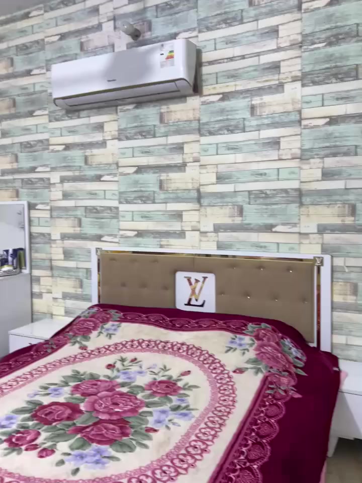 دار للبيع في مجمع عمر الراوي 1 مساحه 200م طابقين الطابق الاول غرفتين وصاله ومطبخ وديوانيه وحمام ومخزن خارجي وحديقه الطابق الثاني غرفتين وصاله وحمام ومساحه ترهم مطبخ للاستفسار الاتصال على الرقم ***********
