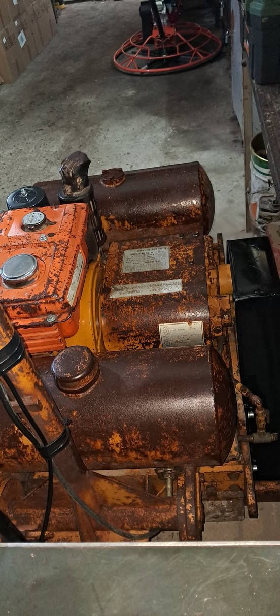 حادله صنع ياباني
نوع ساكاي 

محرك نوع كابوتا ياباني

الوزن ٧٠٠ كيلو 

الوزن الفعلي مع الهزاز طن و١٠٠كيلو 

عرض الروله ٦٠ سانتيم 

عرض الحادله كامله ٧٠ سانتيم 

    ••••••••••••

هزاز شغل مكينه شغاله فول اي نقص مابيها 

قماجي مسير +هزاز جديد قوايش جديده 

                        ____________________.   ________

#السعر١٨ورقه_قفل

العنوان بغداد ساحة الطيران شارع النضال 

الفرع الثاني مقابل كنيسة الارمن 

*******

#مكتب_الماهر

للاستفسار اكثر اتصل على الرقم 

***********

او مراسلتنا واتساب 

@الجميع
