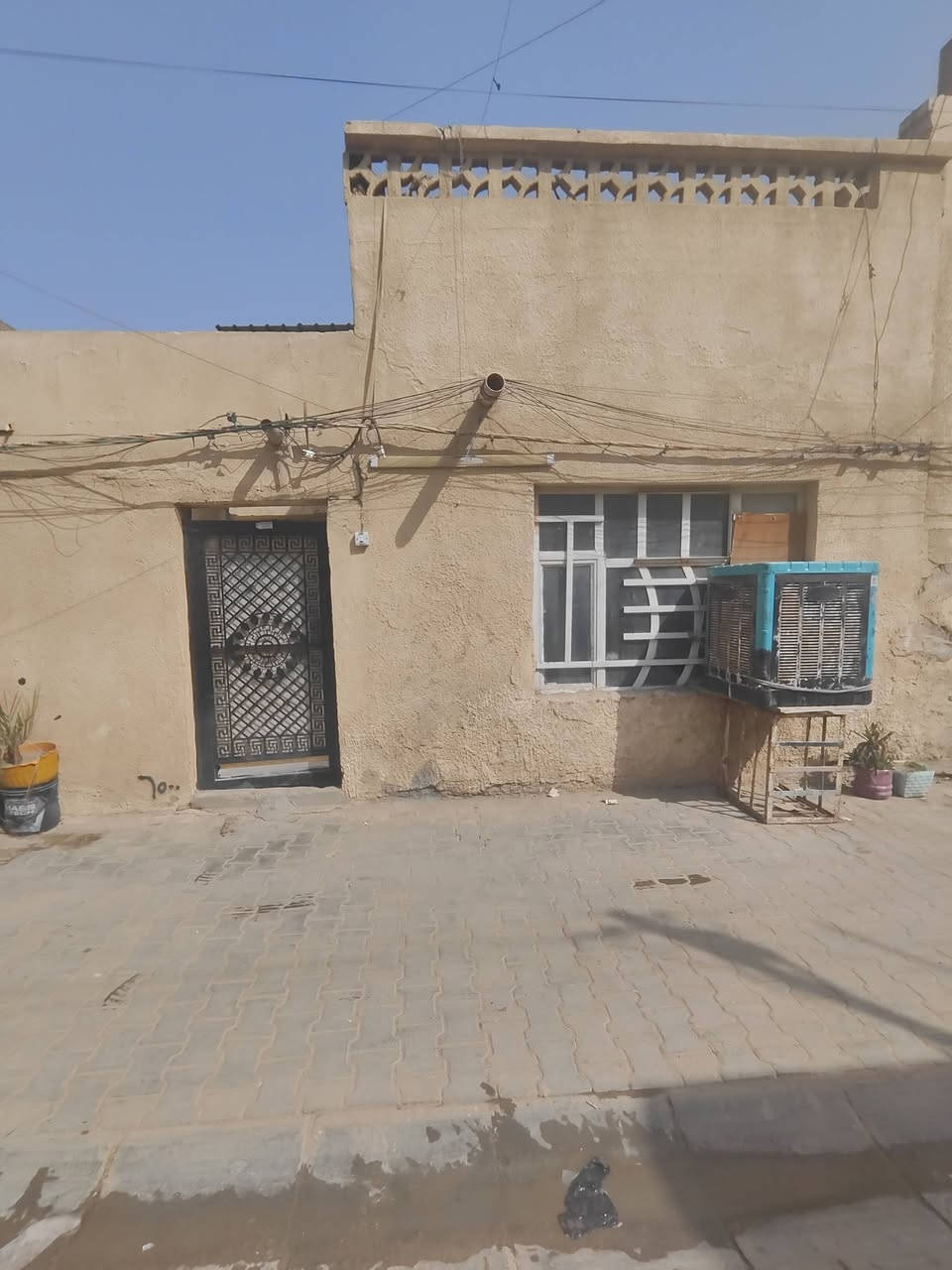 بسم الله الرحمن الرحيم
دار لبيع نصف قطع أمامي ٨٠ متر  بناء قديم طابق واحد  قطاع الرابع أول فرع مقابيل حسينية الإمام المهدي ع... فرع فرن صمون بيت نص دربون صاير.. يحتوي على طرمة صغيرة وحمامات خارجية.. وغرفة استقبال ٦في ٤ . وغرفة نوم ٤ في ٤ .. وحولي صغير.. وحمامات داخلية. ومطبخ... وترك صغير  سعر ١٠٠ وبي مجال ***********
