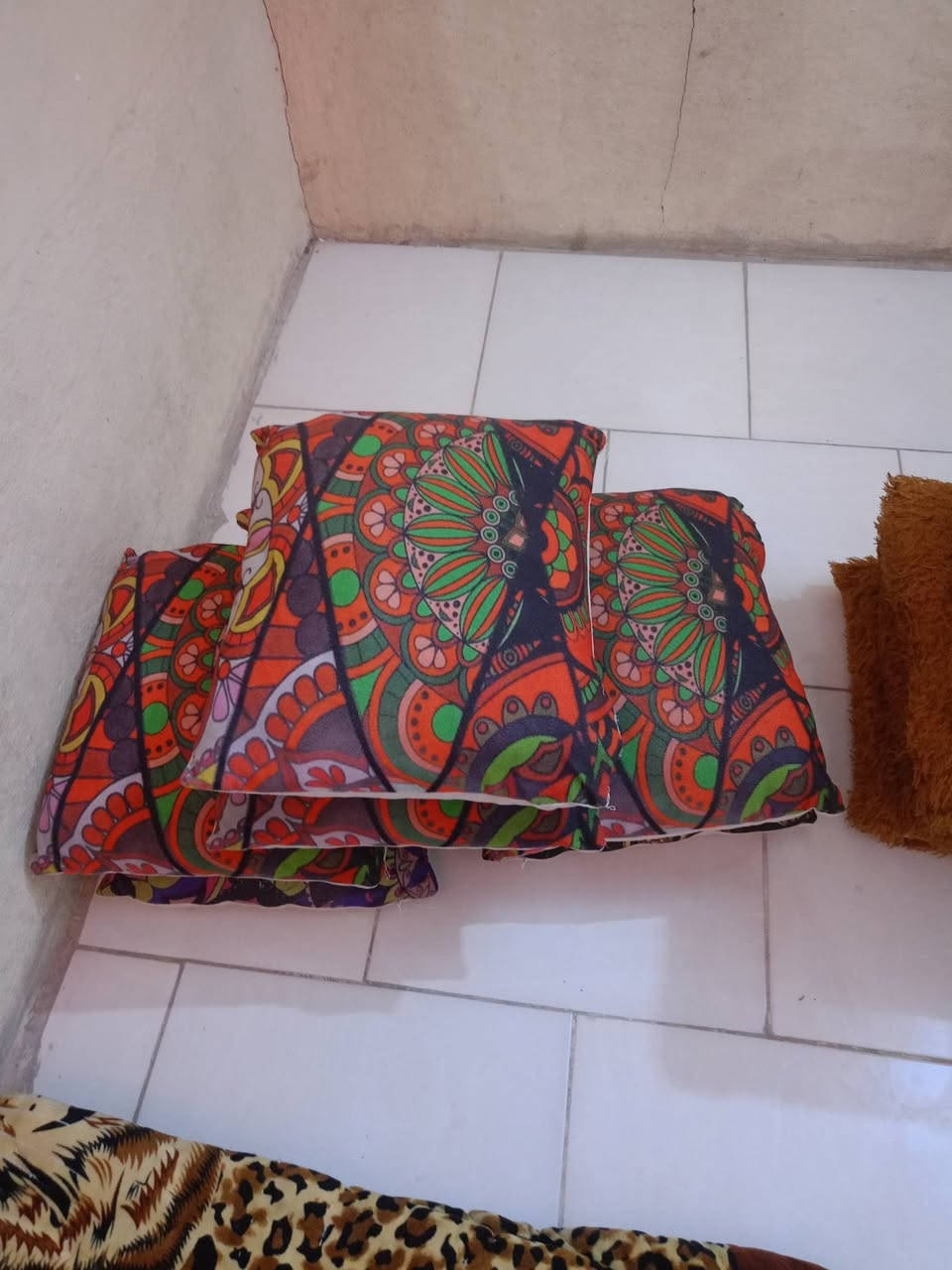 سلام عليكم كوشات 21وحده +ميز صغير +الحاف 2نفر قطن ابيض +بطانيات 8+مداد شلع ابيع كربلاء 30الف شلع


**إذا كنت صاحب هذا الإعلان وتريد حذفه لأي سبب، رجاءا أرسل رسالة إلى الدعم الفني**