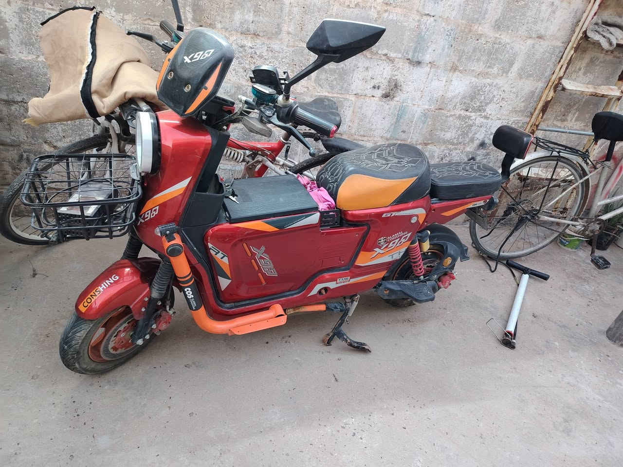 السلام عليكم شباب ماطورات للبيع تريد شلع او تريد كلمن و سعره اثنين إكس ٩٠٠ و وحده اج ي اس 
عده ثلاث دراجات
الاستفسار ***********
المكان ابو غريب قرب مستشفى ابو غريب
