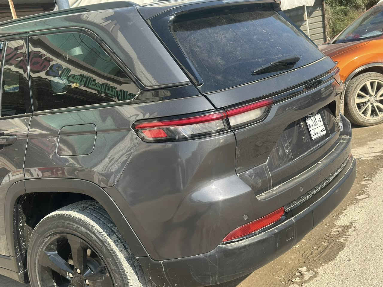 للبيع
سيارة جيب كراند شيروكي 2023

الضرر كلش بسيط بالجاملغ الخلفي اليسار ومعدل ع بارد فقط بدون اي دواخل السيارة كلش ضررها بسيط والنظافة فول 

السعر : 325$ ( مرقم بغداد ) وبيها مجال 

للاستفسار على هذا الرقم / ***********￼

المواصفات: 

المحرك: 3.6 لتر V6 بنزين

🔹 القوة: حوالي 290–293 حصان

🔹 ناقل الحركة: أوتوماتيك بـ 8 سرعات

🔹 نظام الدفع: عادة دفع رباعي 4×4 (قد يتوفر دفع خلفي في بعض الإعدادات)

🔹 استهلاك الوقود: متوسط جيد النسبي لسيارة SUV بهذا الحجم (حوالي 9.5–10 كم/لتر في الاستخدام

️ مقاعد أمامية مكسوة بجلد (أو جلد شبه فاخر مع لمسات Suede)

✔️ مقود مغطى بجلد مع تدفئة

✔️ مقاعد أمامية مدفأة

✔️ نظام تكييف هواء أوتوماتيكي مزدوج المناطق

✔️ شاحن لاسلكي للهاتف 

✔️ فتح وتشغيل السيارة عن بُعد 

شاشة نظام الترفيه Uconnect (تقريبًا بحجم 8.4 بوصة)

✔️ Apple CarPlay وAndroid Auto

✔️ نظام صوتي قياسي

✔️ منافذ USB

✔️ بلوتوث للاتصال والموسيقى 

️ عجلات 20-إنش تصميم Gloss Black (لون أسود لامع)

✔️ لمسات خارجية سوداء 

✔️ مصابيح LED أمامية وخلفية

✔️ شبكة أمامية بلون مميز لمظهر رياضي

✔️ زجاج خصوصي وخطوط تصميم أنيقة  

� نظام مراقبة النقطة العمياء 

🔹 نظام الفرامل التلقائي في حالات الطوارئ

🔹 حساسات وكاميرا خلفية للركن

🔹 مساعد ثبات السيارة (ESC)

🔹 أنظمة تحكم في الجر والتضاريس
