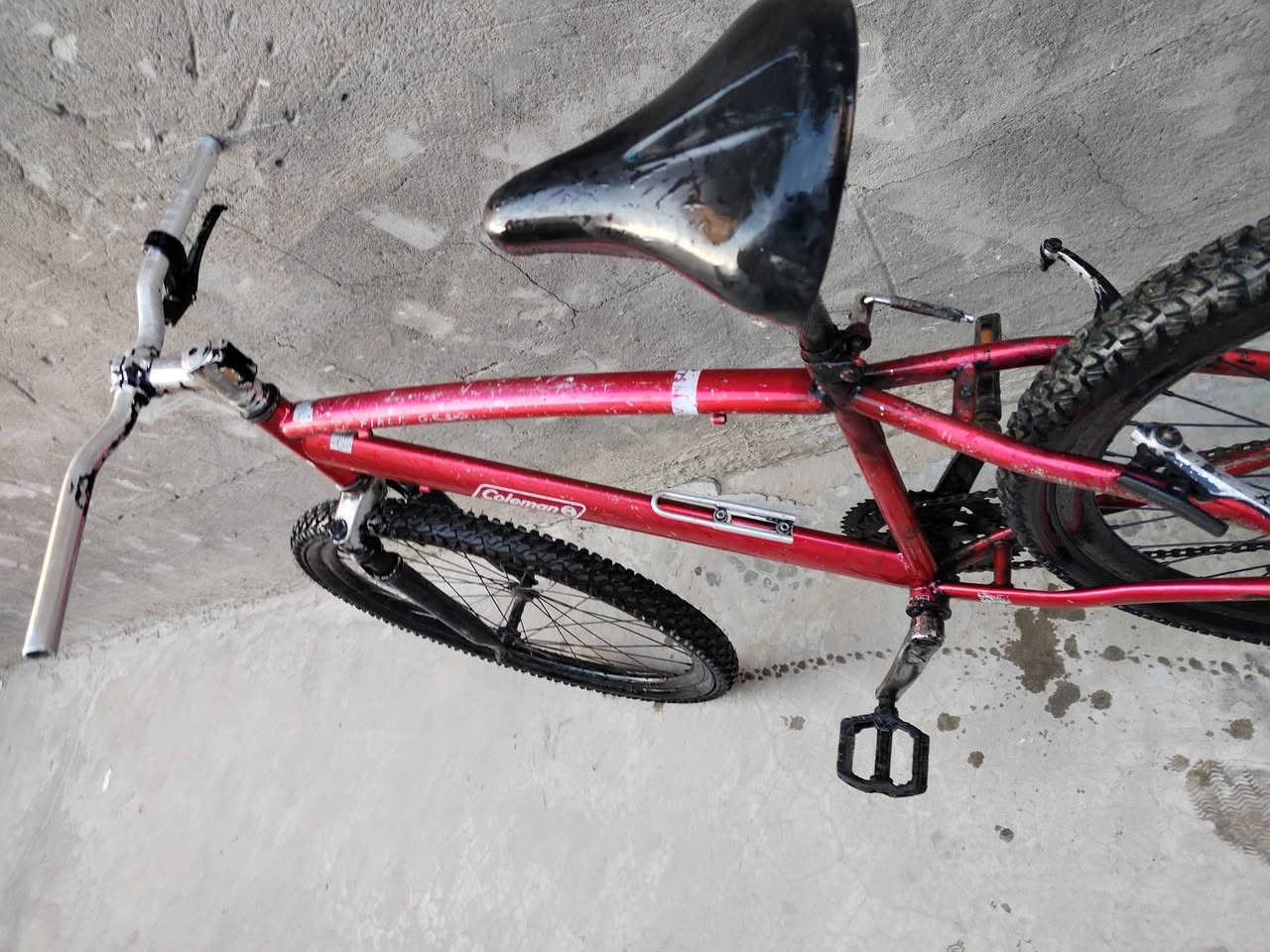 سلام عليكم بايسكل البيع لون احمر نضيف وحلو عكرب جديد يمشي كلشي مناقصه سعر 25وبي مجال (العنوان بغداد حي نصر)  رقم التليفون***********
