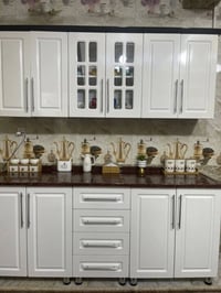 كاونتر نضيف جدا اللون ابيض و الإطار والمرمر جوزي النوع تركي Hdf  والدا...