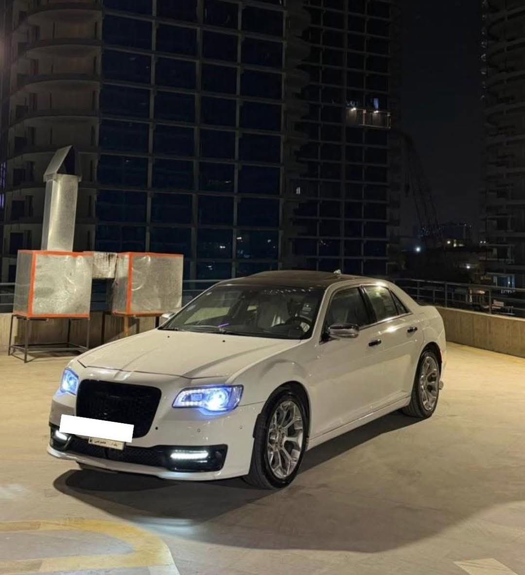 كرايسلر 300c بلاتينوم ليكجري سيريس 
فول للأخير 
قياده ذاتيه
نضام تحديد المسار التفاعلي
نضام كروز كنترول التفاعلي (مثبت سرعه )
نضام مانع الاصتدام 
حساس امامي خلفي 
رادار امامي وجانبي 
عدسات LED
‏LED داخلي متغير 64لون
كشنات ودشبول جلد ابيض واسود 
تدفئة وتبريد الكشنات 
اكواب ثلاجه تسخين وتبريد 
بانوراما 
مكينه 3.6 V6
فلتر شوته K&N (ينغسل)
ويل 20 عنكبوت كروم 
اشاره بل مري الجانبيه 
كامره دواره 
شاشه ابل كار بلي & اندرويد اوتو 
نضام الصوت هارمن كاردن ( نفسه الي مستخدم بسيارت المارسيدس والبي ام 
نضام تعتيم المرأة 
كير S مو L وشفتات ستيرن 
نضام SPORT 
حادثها كما موضح بلصور 
البيبان مبدلات 
وبيهم بارد 
تصليح الامارات 
السياره موديل ٢٠١٧
مرمز ٢٠٢٠
بغداد مشروع وطني تداور باي مكان 
(السياره بدون ايرباك )

***********
