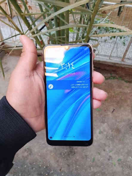 سعر بلاااش36قفل رقم***********
هو هاتف اقتصادي يتميز بشاشة كبيرة بحجم 6.09 بوصة مع نوتش، يعمل بمعالج MediaTek Helio A22، ويأتي بـ 2 جيجا رام و 32 جيجا تخزين (مع وجود نسخة 3 جيجا رام/64 جيجا). يمتلك كاميرا خلفية 13 ميجابكسل، وكاميرا أمامية 8 ميجابكسل، وبطارية 3020 مللي أمبير، ويدعم بصمة الإصبع خلفية ونظام تشغيل أندرويد 9 (باي) مع واجهة EMUI 9.1، ويدعم شريحتين اتصال مع ذاكرة خارجية.
المواصفات الرئيسية:
الشاشة: 6.09 بوصة، IPS LCD، بدقة HD+ (720 x 1560 بكسل).
المعالج: Mediatek MT6761 Helio A22 (رباعي النواة 2.0 جيجاهرتز).
الذاكرة: 2 جيجا رام و 32 جيجا تخزين داخلي (أو 3 جيجا رام و 64 جيجا تخزين).
الكاميرا الخلفية: 13 ميجابكسل، فتحة عدسة f/1.8، مع فلاش LED.
الكاميرا الأمامية: 8 ميجابكسل، فتحة عدسة f/2.0، مع فلاش LED.
البطارية: 3020 مللي أمبير (غير قابلة للإزالة).
نظام التشغيل: أندرويد 9 (باي) مع EMUI 9.1.
البصمة: مستشعر بصمة خلفي.
الاتصال: يدعم شريحتي اتصال Nano-SIM، 4G LTE.
المميزات الإضافية: راديو FM، مخرج صوت 3.5 ملم، تصميم شاشة قطرة الماء (Dewdrop).
الأبعاد والوزن: 156.3 x 73.5 x 8 مم، 150 جرام.
الألوان
