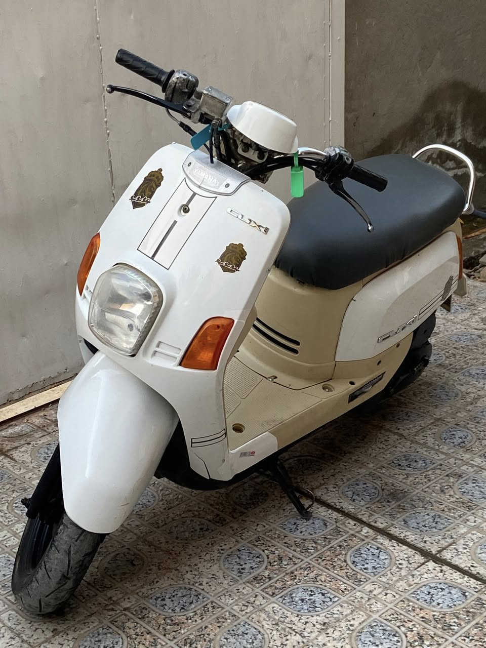 السلام عليكم للبيع ماكس بوليس كابريتر صالنصه اف ام داخل كريمي دراجه جديده بيهه نقص قبغ بانزين دراجه كلهه شغاله سلف هندر لايت بكلايت مكينتهه ممفتوحه دراجه حلوه كلش السعر450 وبيهه مجال مكاني ديالى الخالص هبهب رقمي ***********
