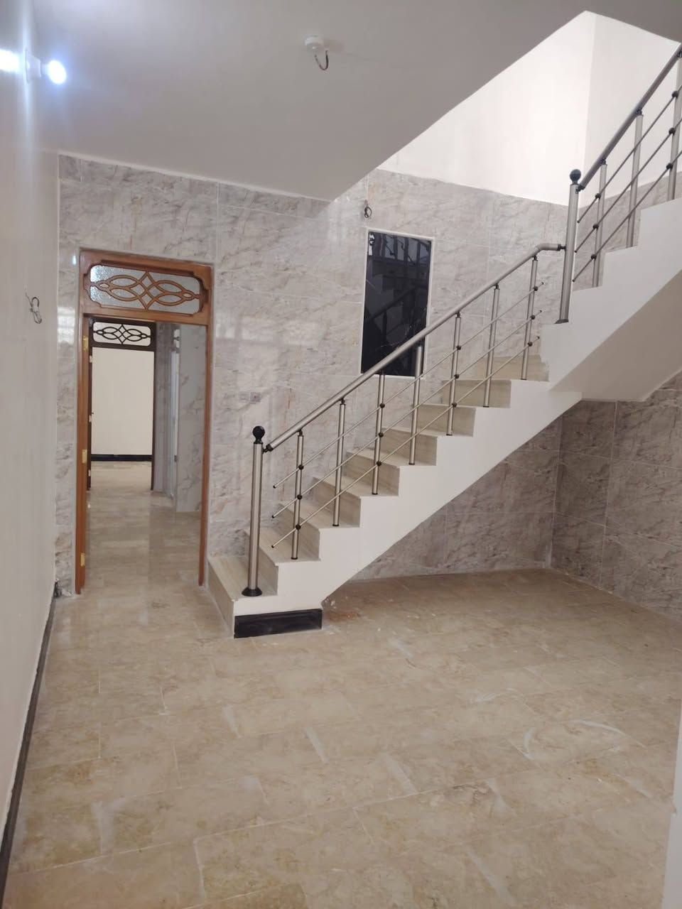 دار البيع في حي عسكري منطقة ٣٠٠٠ مساحه دار ١٠٠متر قرب سوق مدارس قديم طبق ونص موبايل *********** ابو حسين
