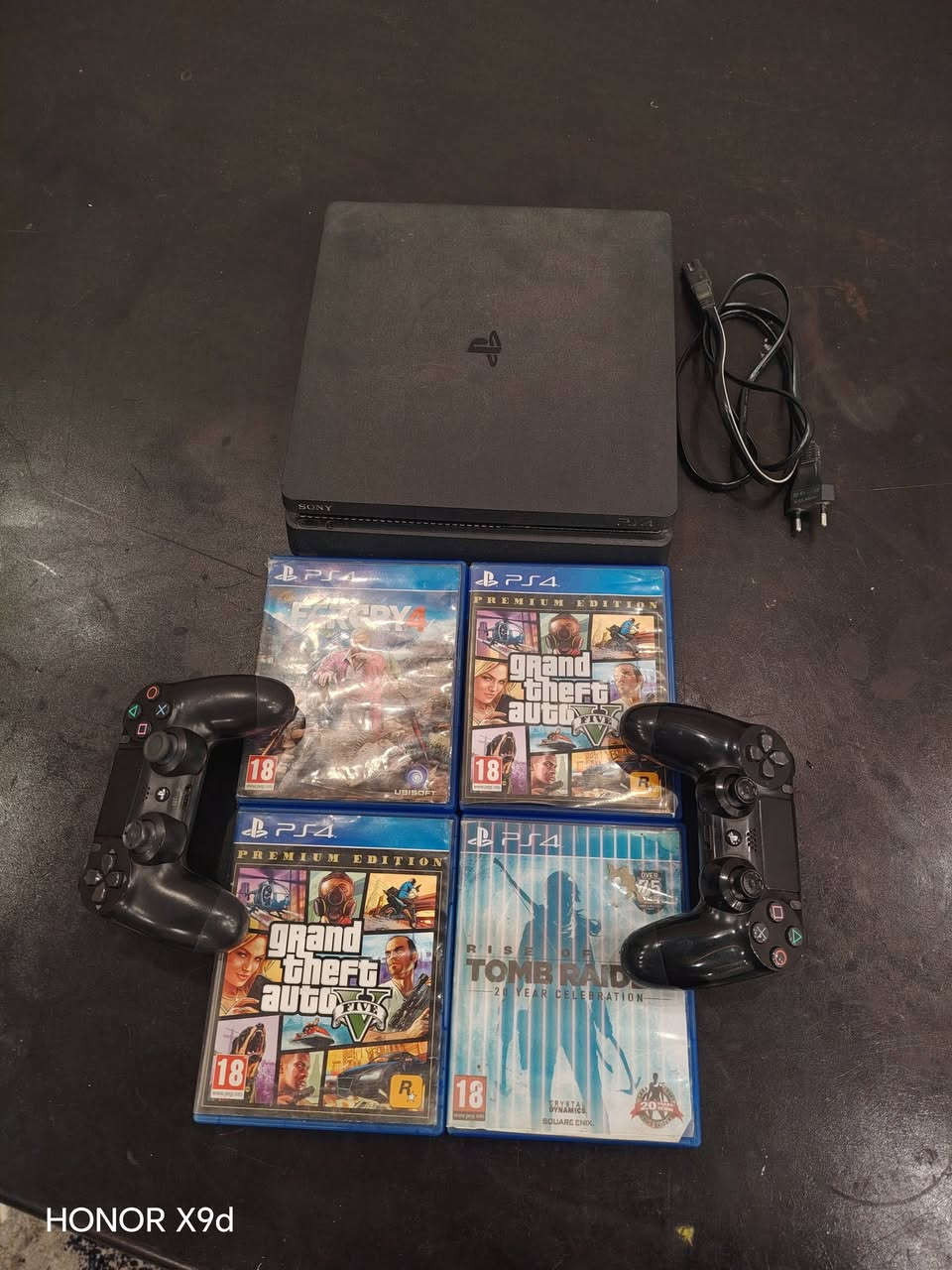 سلام عليكم بلي 4 سلم واحد تيره مفتوح منضف السعر ماته 225 رقمي *********** راسني وتدلل
