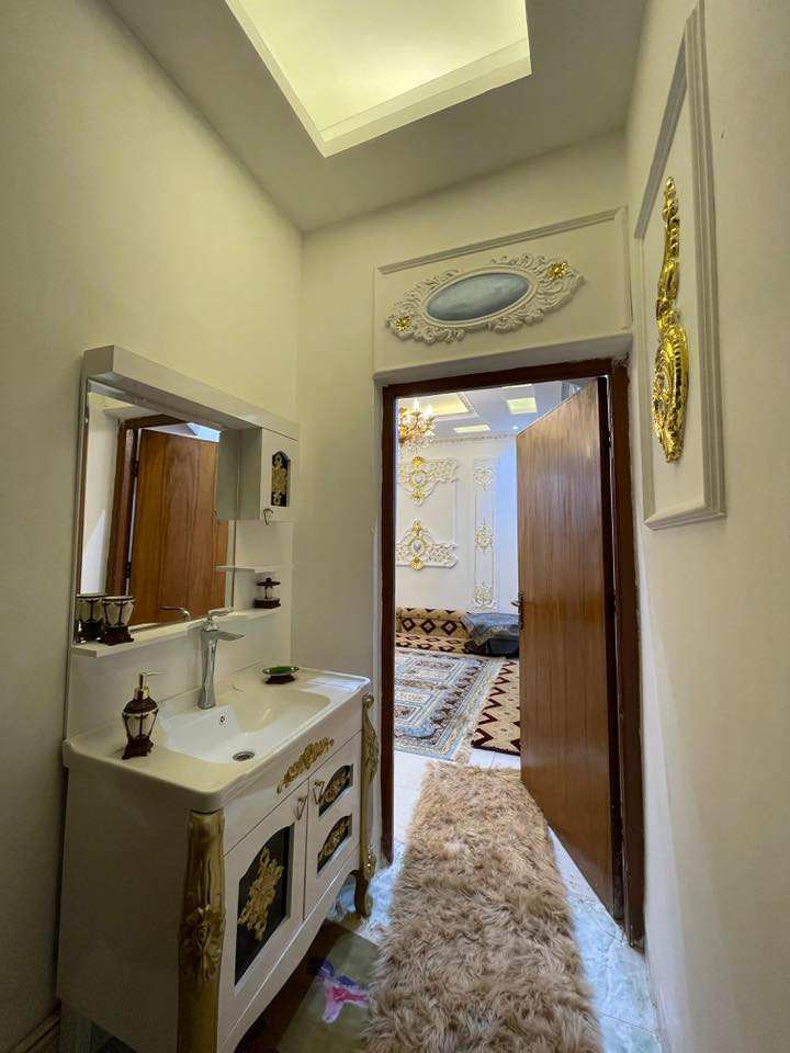 بيت للبيع في كربلاء المقدسة /المعملجي مقابيل اعدادية الحسين ع الصناعية في الشارع الرابط بين شارع الحر وشارع الروضتين 
مساحة البيت 240 متر البيت وجهين بوجه البيت شارع وبضهره شارع صاير شريط يحتوي البيت على كراج سيارة كبير وحديقة كبيرة وكلدور واستقبال كبير وصالة كبيرة ومطبخ كبير وغرفتين نوم ومنور داير البيت وحمامات داخليه وحمامات خارجية البناء صب مسلح البيت  خدمات كاملة شارع تبليط وخدمة الكيبل الضوئي انترنيت وانارة للشارع ومجاري عامة
البيت قريب على المدارس الحكومية ومدارس وارث العتبة الحسينية والعباسيةمدارس العميد  وقريب أيضا على جامعة الصفوة وجامعة العميد وايضا قريب جدا على دوار الامام الحسين ع عرض ٦٠ متر وقريب على مصرف الدم  وعلى مستشفى وارث للاورام الدولية وعلى مركز الاسنان التخصصي وايضا خطوط سيارات
للاستفسار الاتصال على الرقم 
***********
