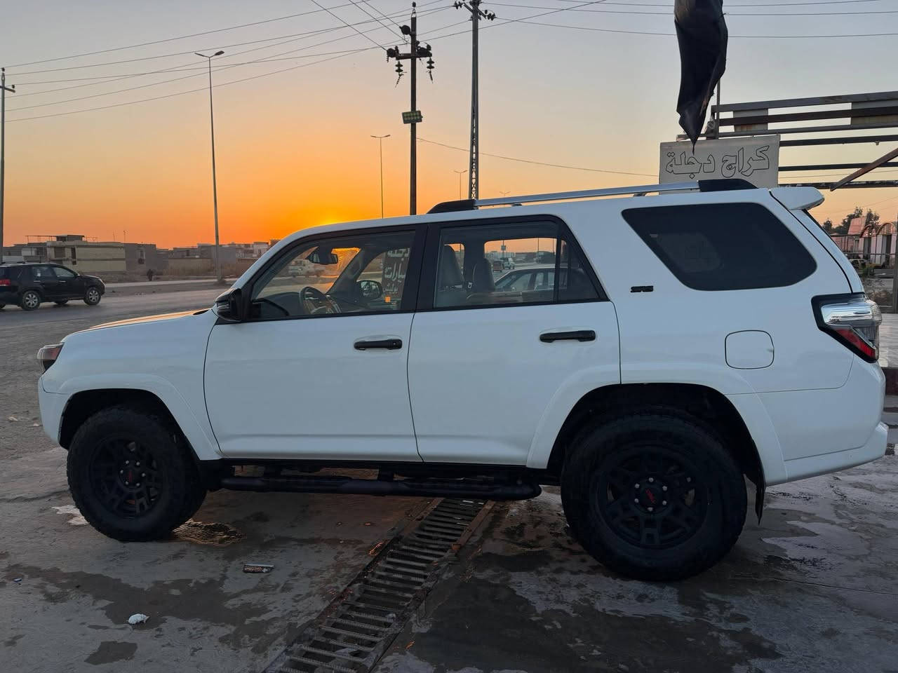 السلام عليكم
للبيع  تيوتا فورنر 2023
SR5 بريميوم 
تو ويل 
رادار تحديد مسار اوتو بريك
نقطه عمياء اشاير بالمري 
قطعتين تبريد 
5 راكب
حادثها تبديل جاملغ امامي مع تعديل البنيد بارد فقط بدون دواخل الدوسات والتخم ويل وتاير بلادي 
جاهزه من كلشي بدون اي نقص 
داخل جلد 
فتحه سقف
الرقم بغداد تحويل بأي وقت 
السعر ٣١٥ وبيه مجال 
 للاستفسار ***********
***********
