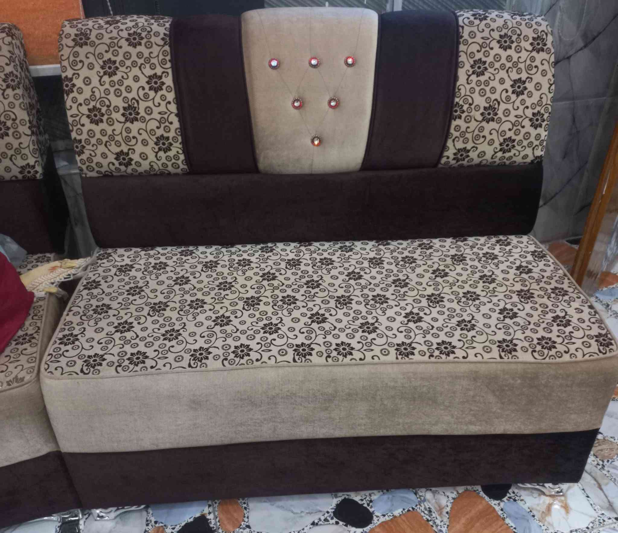 ديوان ٦ قطع  و٢ زوايا نظيف جدا السعر ٣٥٠ الف
عنوان قبله قرب البريد
 ***********

***********

