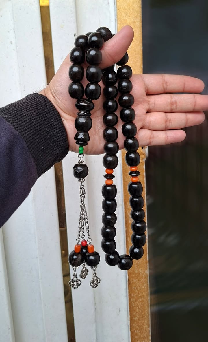 الله… 🤲🌹
يسر حجازي مكاوي قديم انتيك… 
العدد 41 خرزه لبه  نضافه تامه  فواصل مرجان… 
وزن سبحه صافي 126  غرام خشنه … 

ملاحظه 💢 ابيع شرط يسر حجازي مكاوي قديم...  

الشراي فقط يتواصل خاص ...
ما راوس بيع فقط احبتي الغالين ...

 تواصل واتساب او على رقم ***********..
يوجد توصيل كافه محافظات العراق. 🚛...
