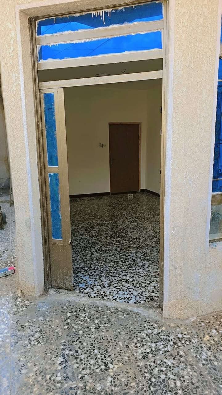 بيت 🏠 للبيع قرب شارع ٢٠ المساحه ١٠٠م قاط واحد  يحتوي  استقبال مطبخ غرفة نوم مطبخ منور صحيات خارجيه وصحيات خارجيه تواصل ***********
